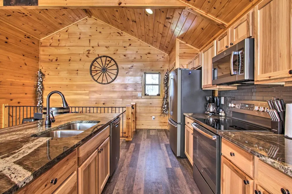 Smoky Mtn Log Cabin w/ Hot Tub & Panoramic Views!
