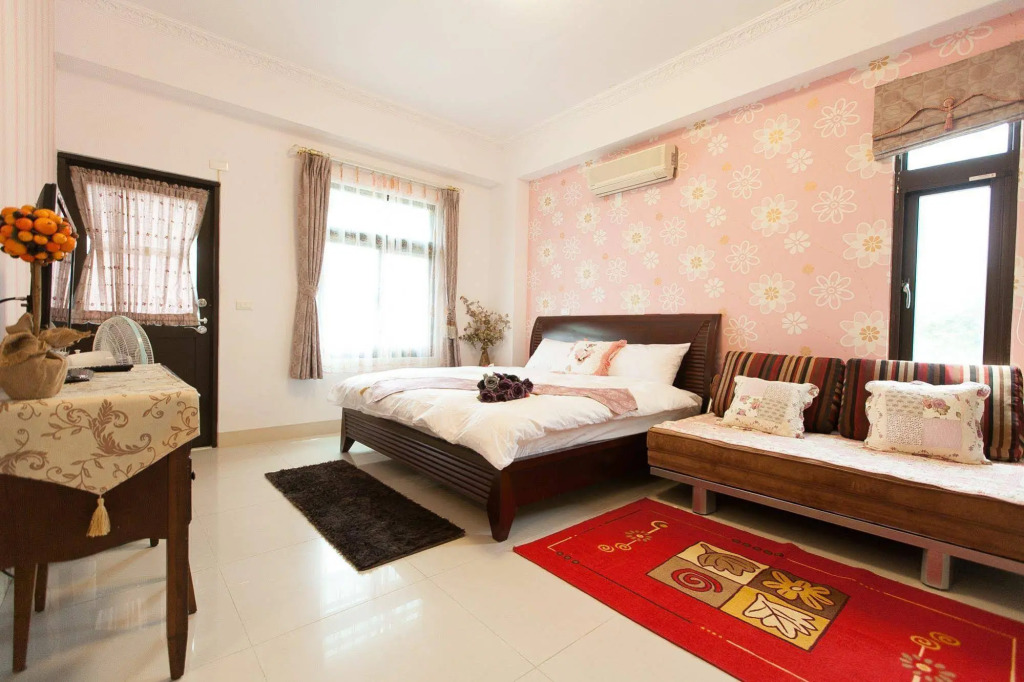 Textile Girl Romantic Homestay