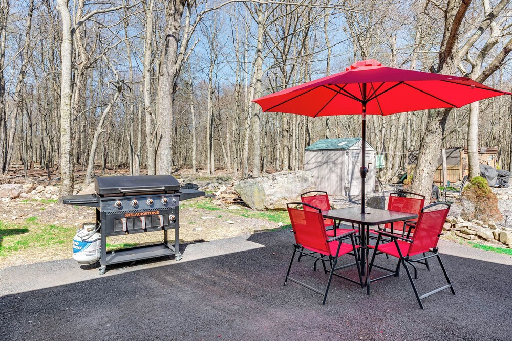 Poconos Hot Tub Haven! 14 Mi to Camelback Resort