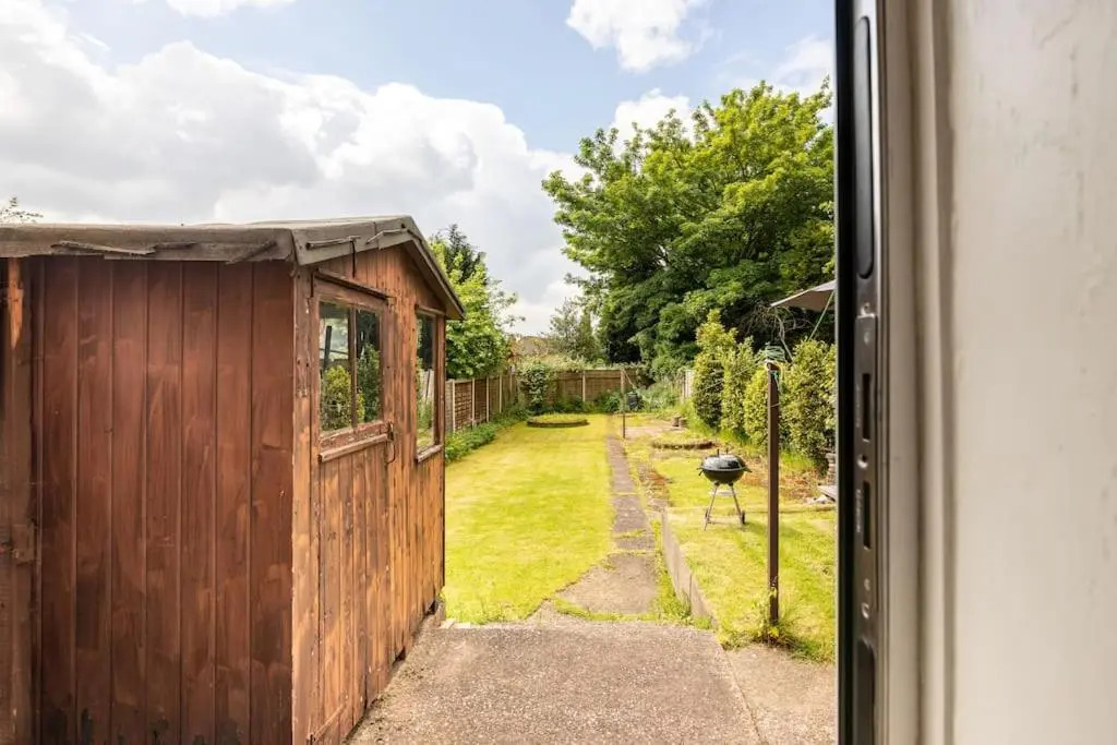 B-ham 20 mins, 10 Beds, M6 J10, Free Secure Onsite Parking