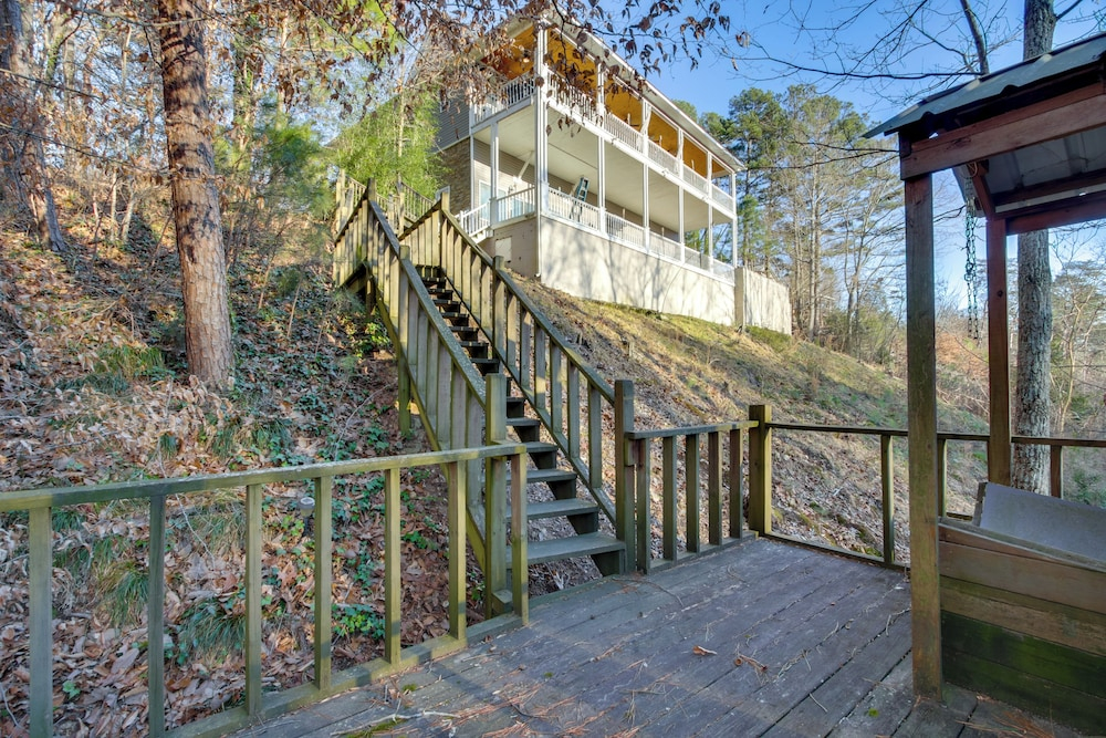 On-site Lake Access: Serene Waterloo Getaway