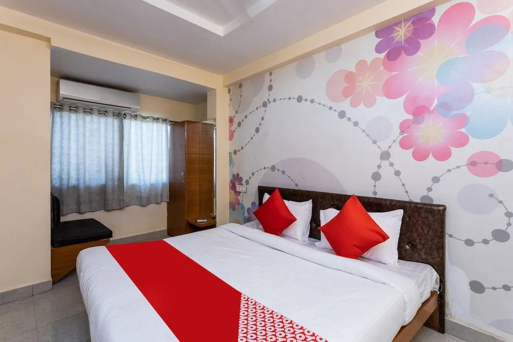 OYO 36211 Hotel Padma Palace