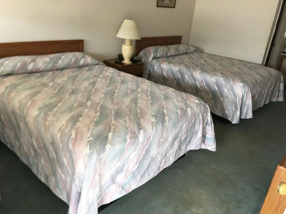 Flag's West Motel