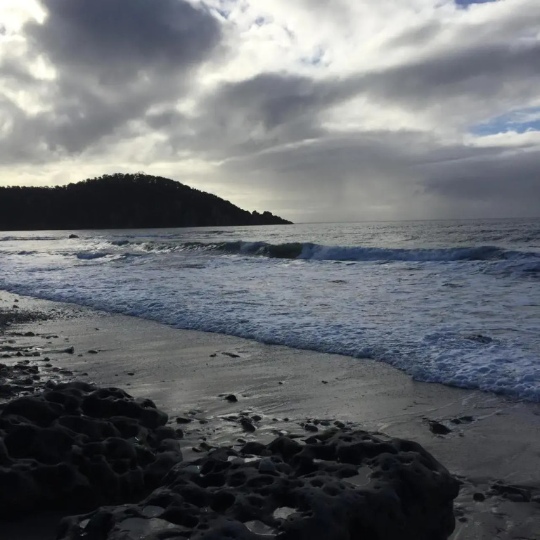 ‘Rose Cottage’ sisters beach accommodation