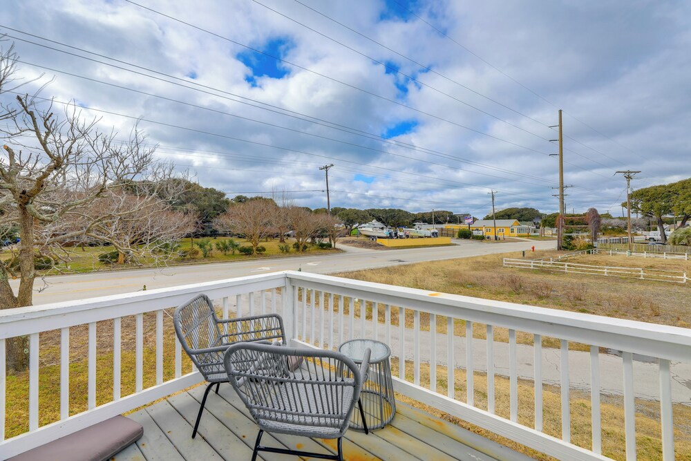 Luxe 'cozy Crab Shack' w/ Porch in Indian Beach!