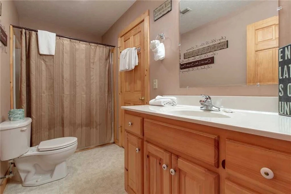 Americana 2 Bedroom Home with Hot Tub
