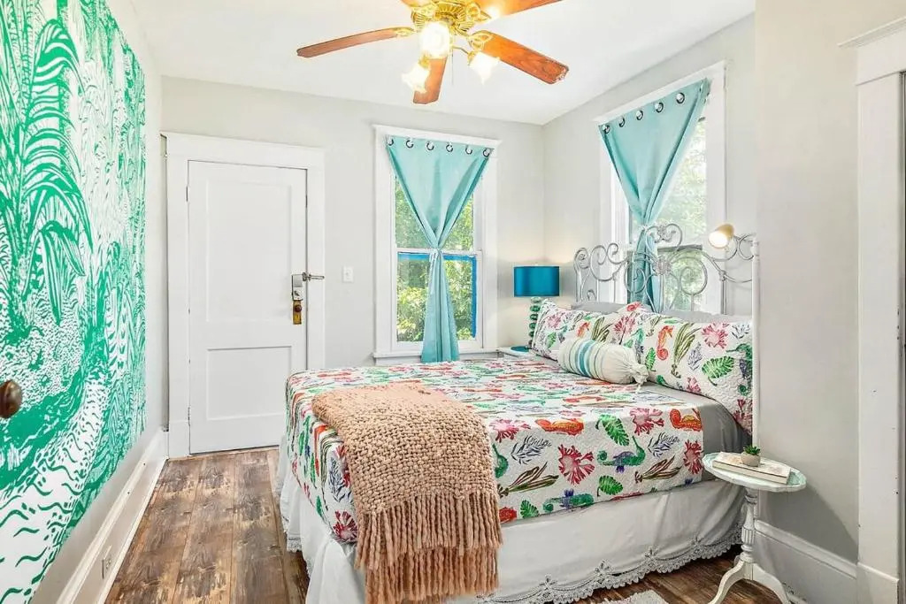 Charming Downtown Carriage Apartment