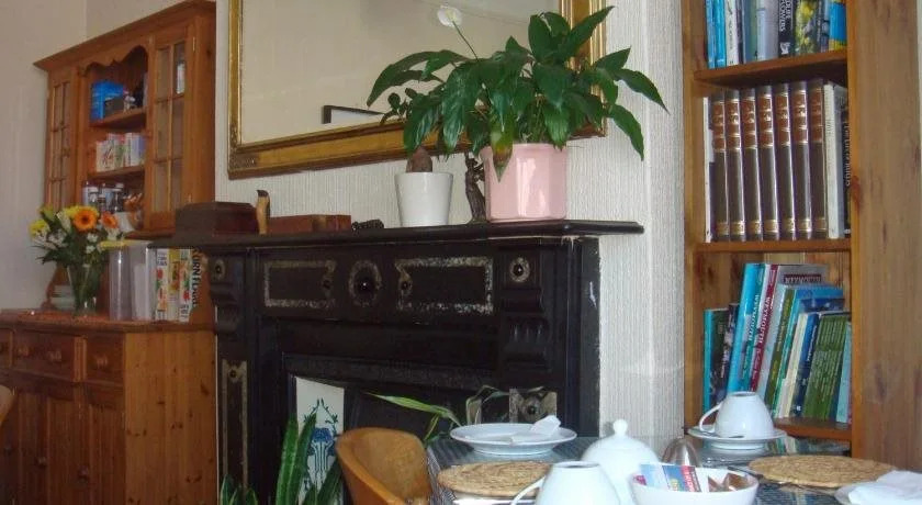 Harlequin Guest House with parking