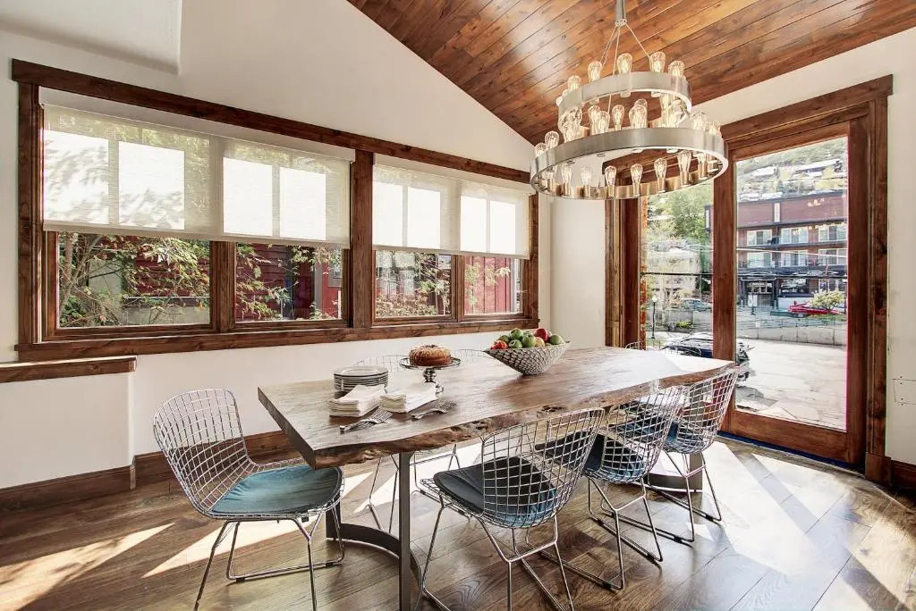 Modern 5bdr Right off Main Street w/ Hot Tub Main Street Escape by Avantstay