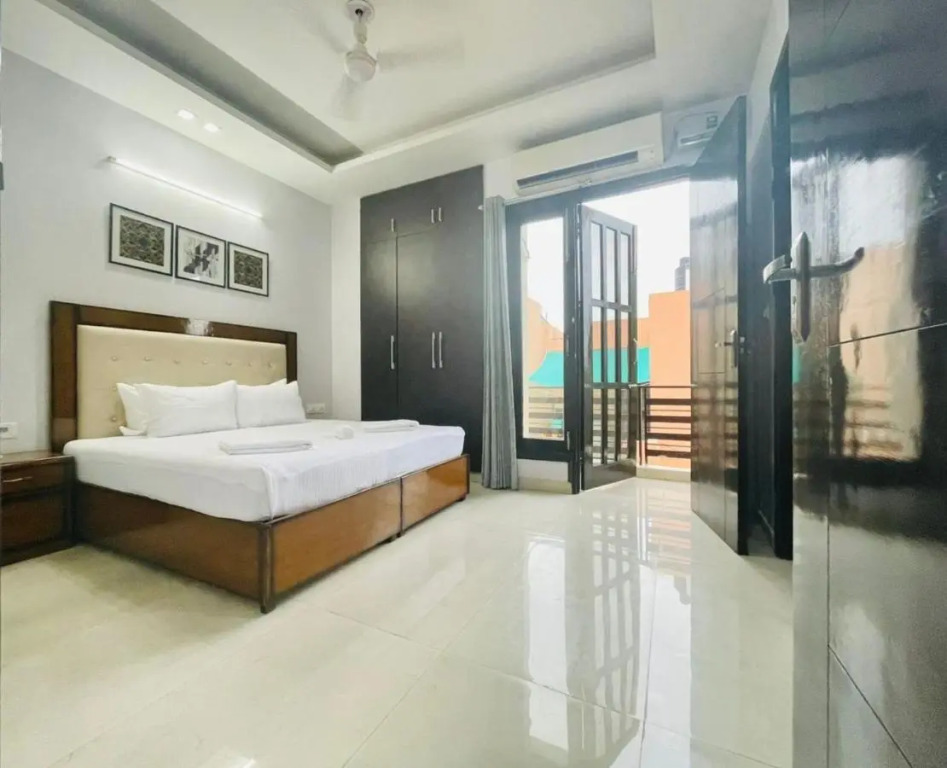 Bluo 3Bhk - Dlf Galleria - Bathtub, Balcony