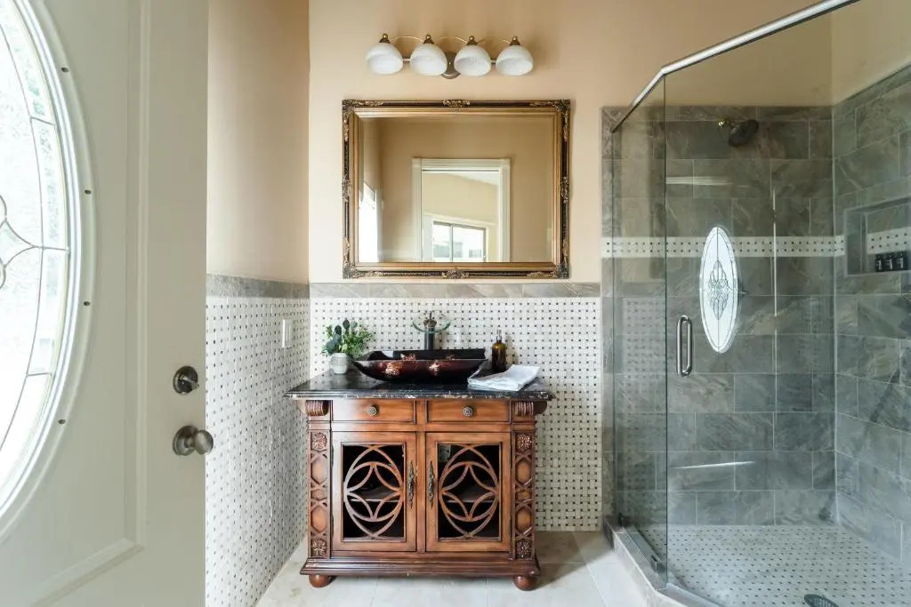 Sleeps 19, 7bdr Estate! Sports Court, Putting Green, Pool Farrier by Avantstay