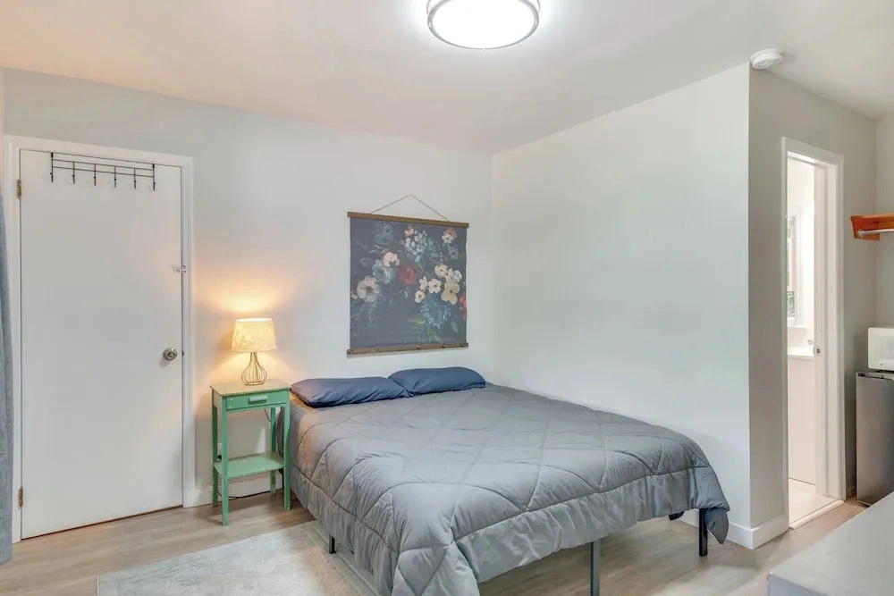 Cozy Room Near Schroon Lake Marina, Town & Beach