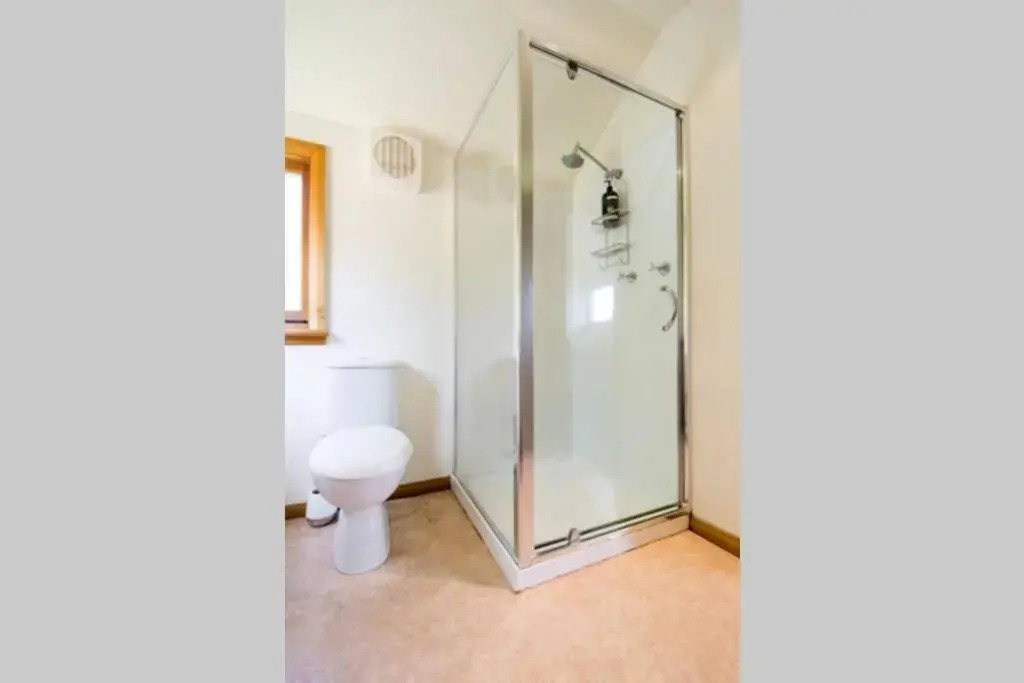 Best Location in Hobart! Luxury 4 bedroom with stunning views