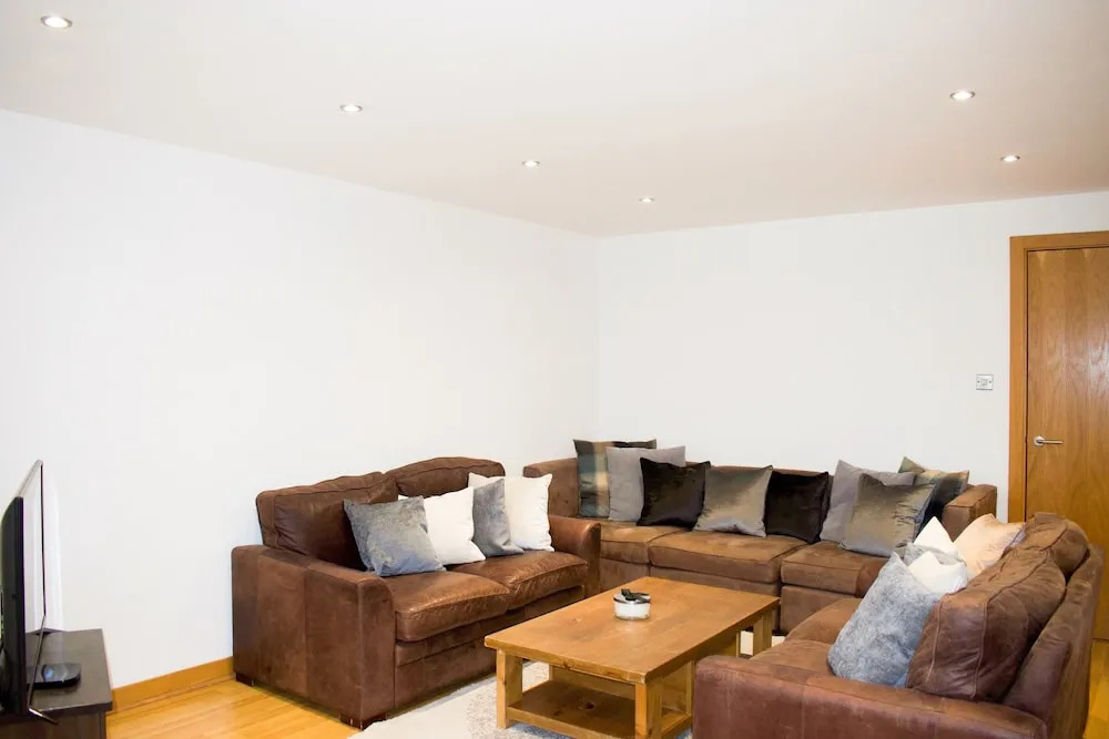 Modern 2 Bedroom Property With Balcony
