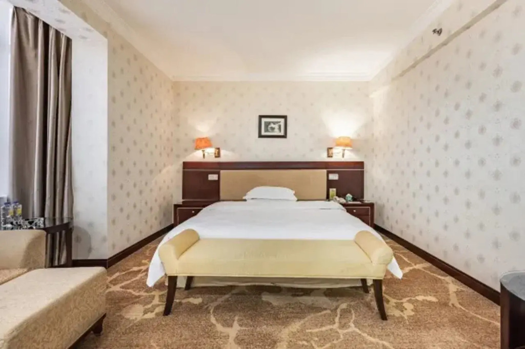 Y Hotel (Taiyuan Jiefang Road Liuxiang Kaihua Temple Metro Station)