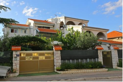 Apartments and Rooms Anika