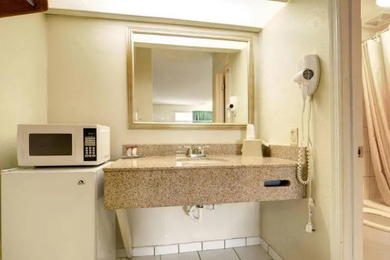 Econo Lodge Oyster Point