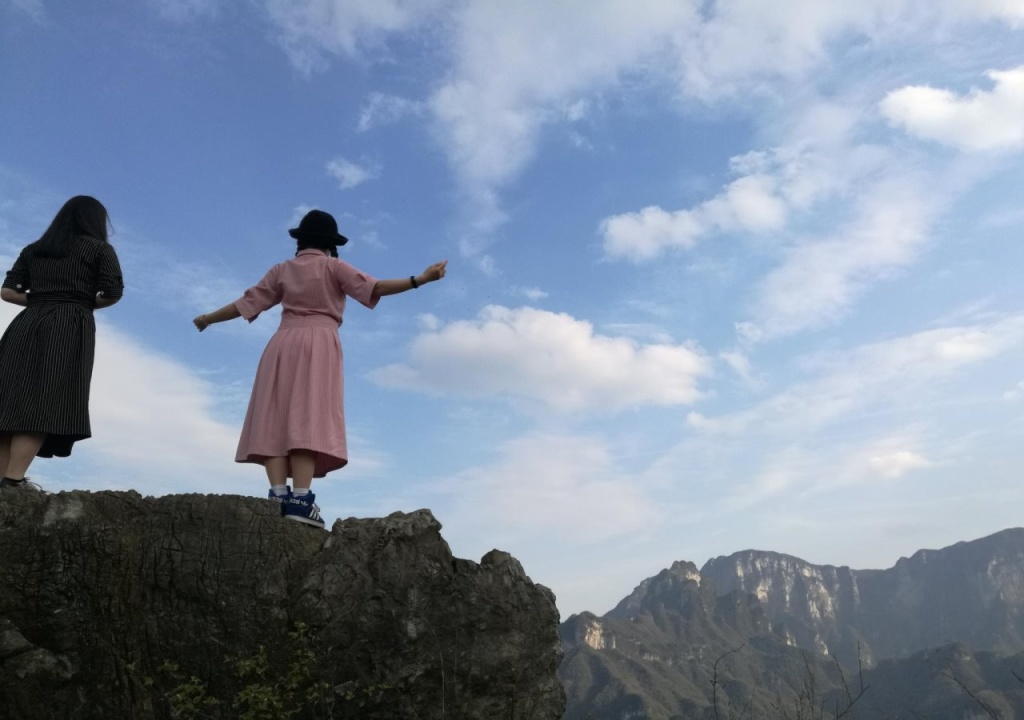 张家界集结号公馆 Zhangjiajie Jijiehao Inn Avator Mountin-National Park-East Gate, Meeting Friends-Common Area-Poor teble-COFFEE-BEER-Laundry-Party, FREE Breakfast, Book tickets in advance, Chinese Calligraphy&Tea&Kung Fu Course