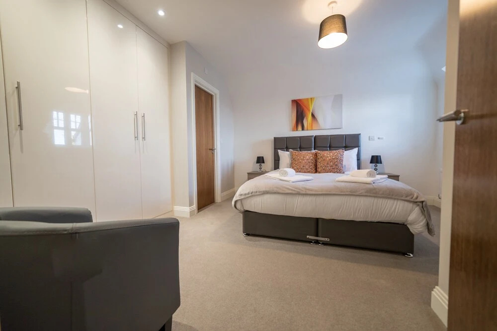 Helios Court Penthouse Serviced Apartment by Ferndale