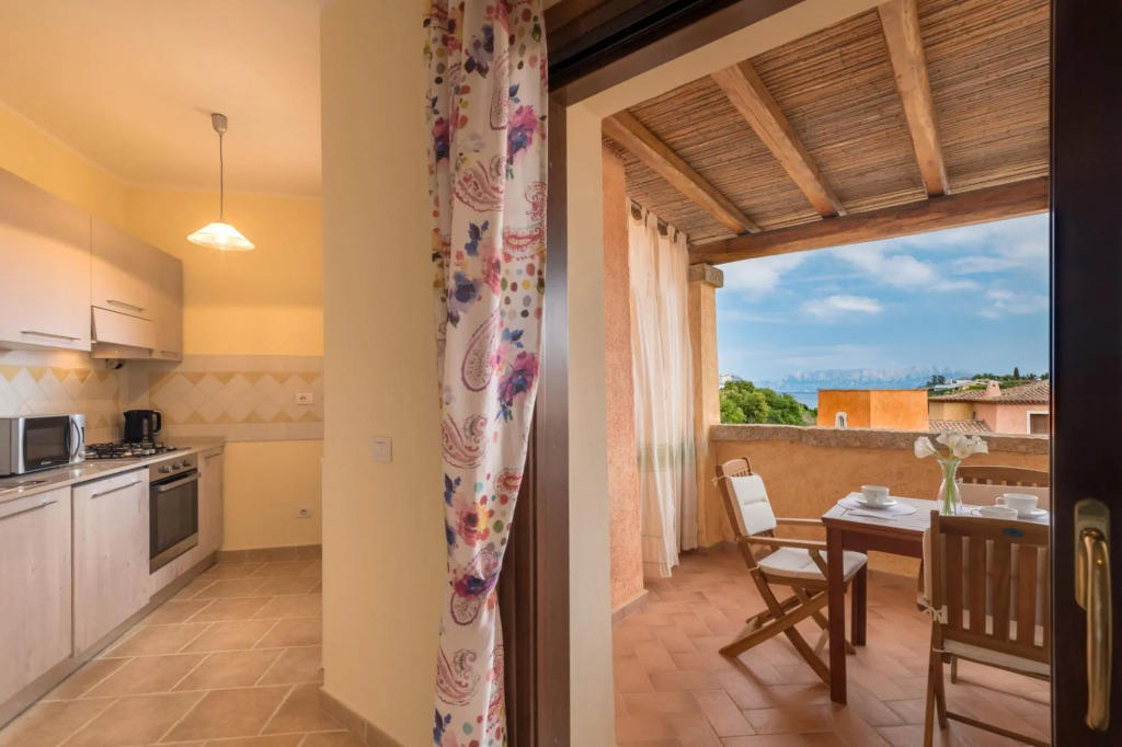 The apartment has 2 bedrooms, 2 bathrooms, living room with direct access to the terrace, kitchenett-PERLACEA 25