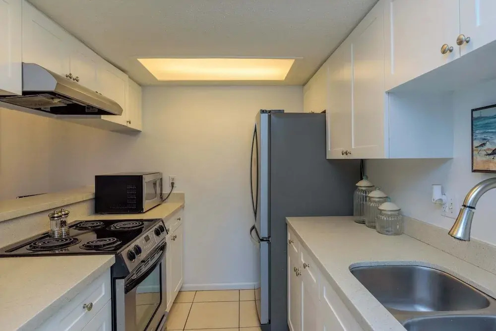 Modern 3br Condo Sleeps 6 Near Beach 3 Bedroom Condo