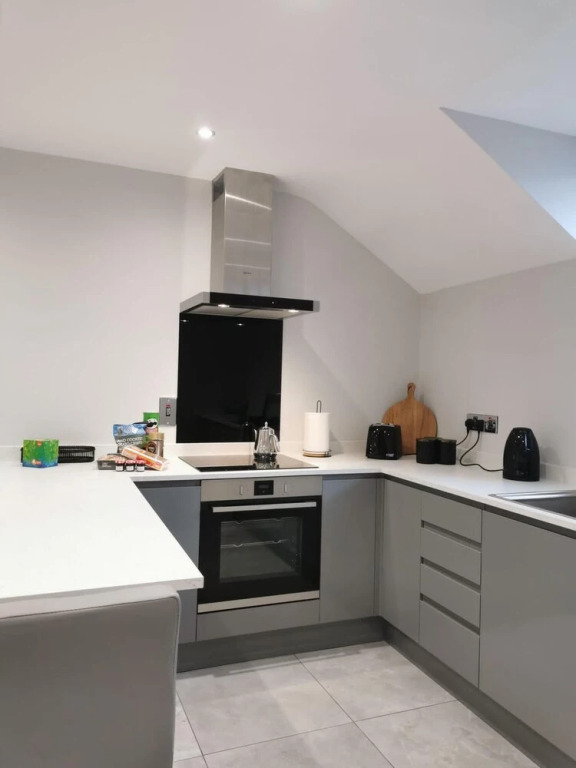 Modern 3-bed Apartment in Magherafelt Sleeps 8