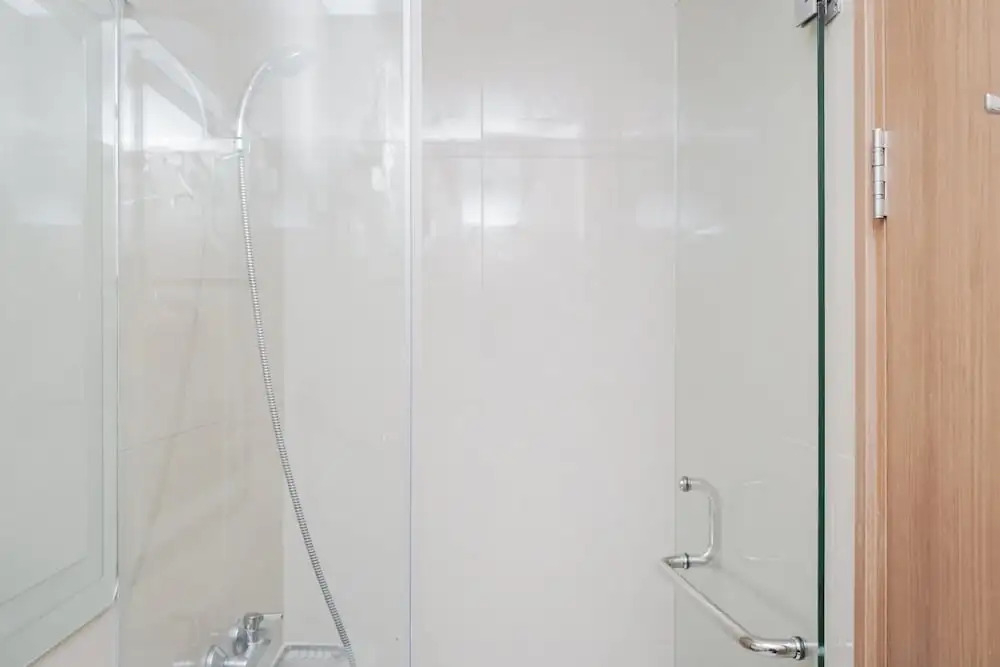 Comfort and Modern Studio at Tree Park Cikokol Apartment By Travelio