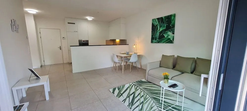 "central Brand New Apartment With Private Parking"