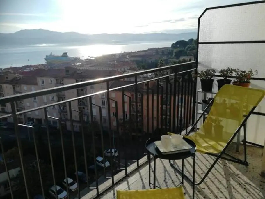 Centre ville avec vue magnifique sur le golfe d'Ajaccio; parking privé.