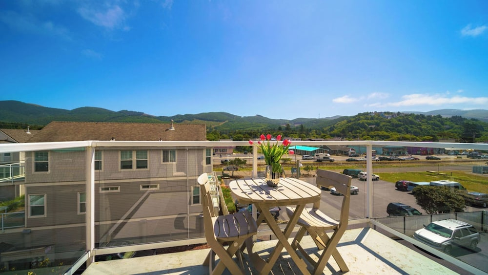 Moonlight by Avantstay Modern Home w/ Views & Direct Access to Rockaway Beach
