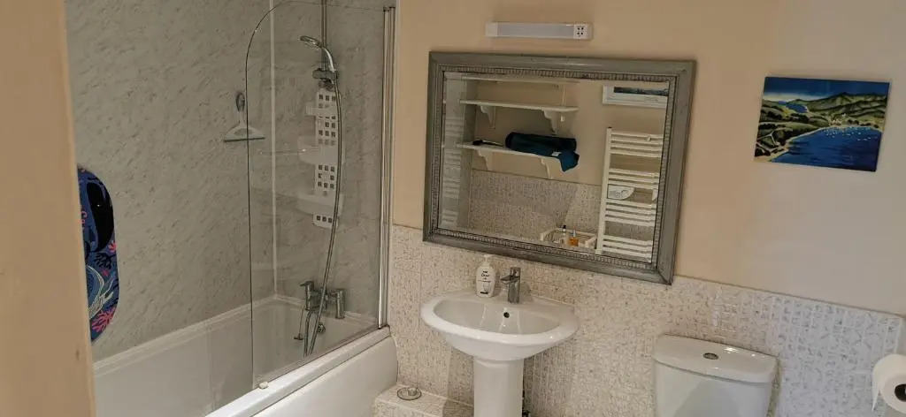Flat 12 Sebastian Court - 2 Beds with a Four Poster