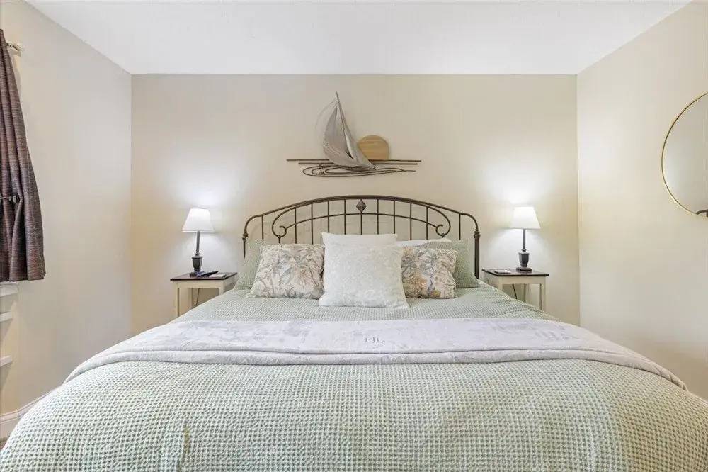 Lakefront Osage Beach Condo + Workspace w/ Pool Views