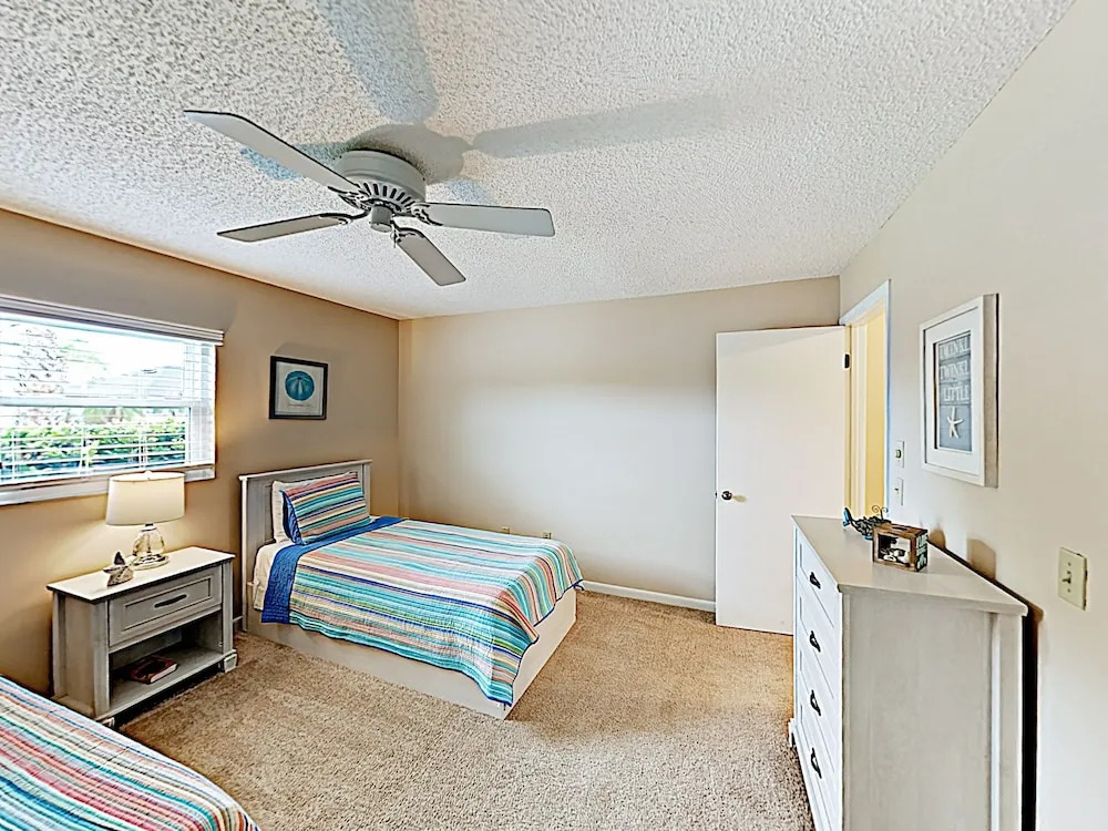Waterfront W/ Stunning Views, Pool, Boat Dock 4 Bedroom Home