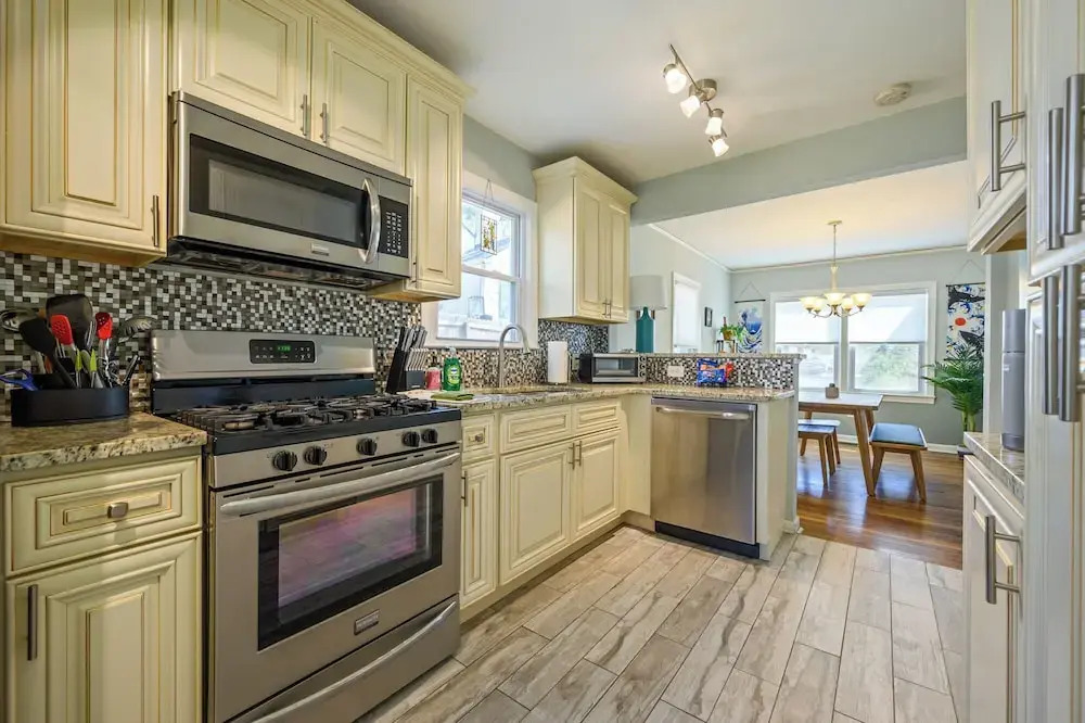 Plan A Trip To Georgia Aquarium In This Comfy 3BR