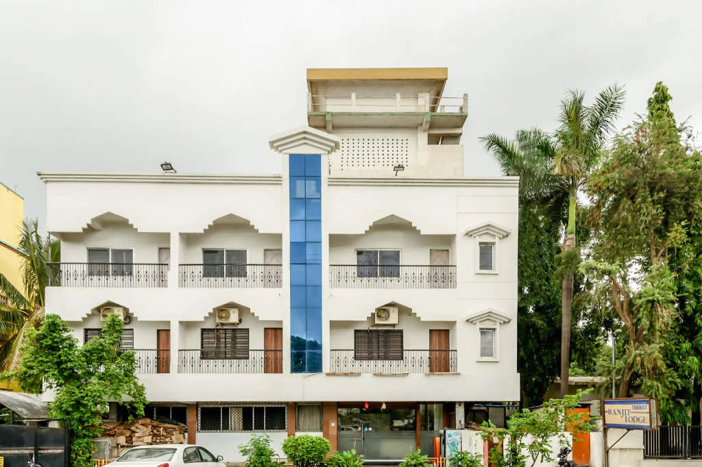 OYO Flagship 17270 Hotel Leo Pride