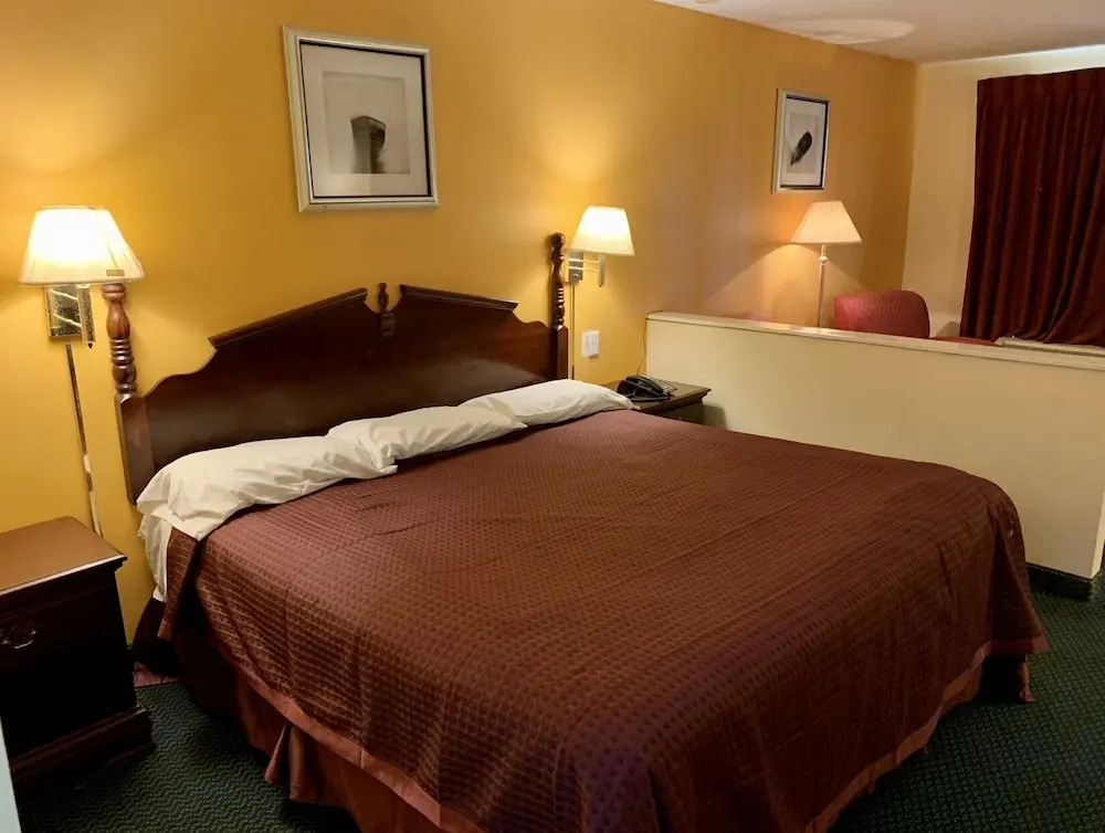 Deluxe Inn & Suites