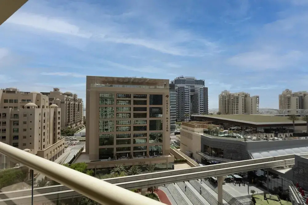 Luxe 1BR w Palm Skyline View Easy Mall Access
