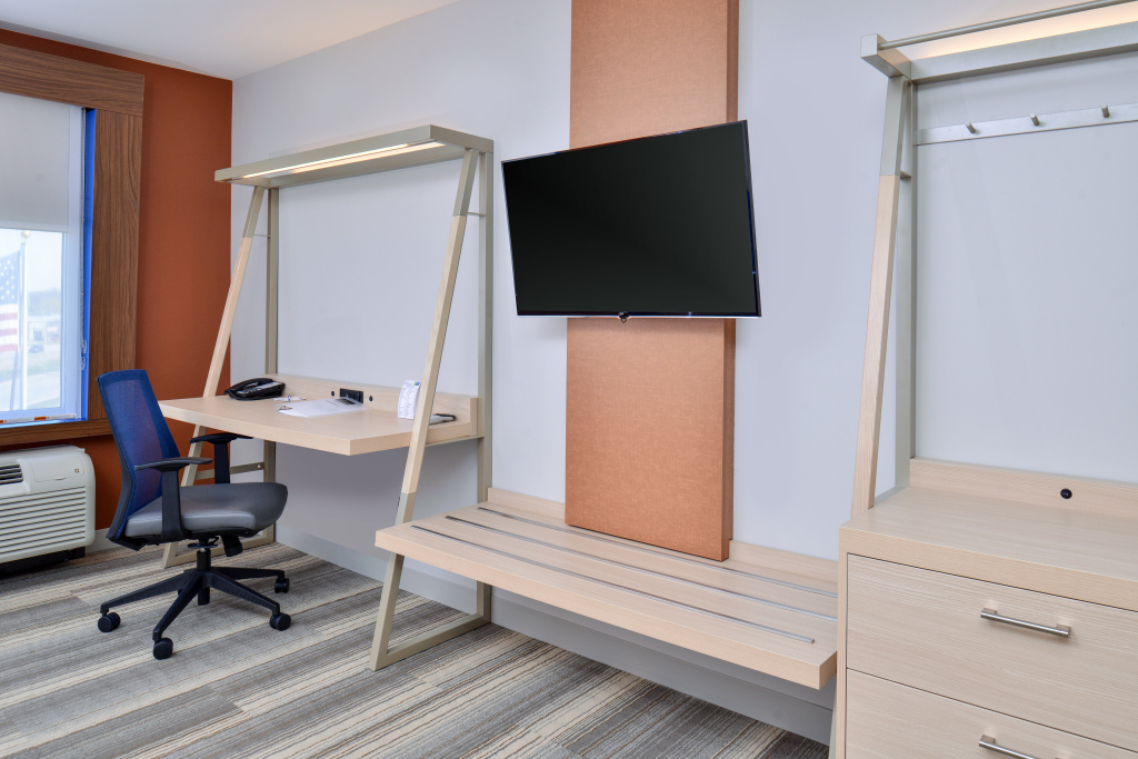 Holiday Inn Express & Suites Farmington Hills - Detroit by IHG