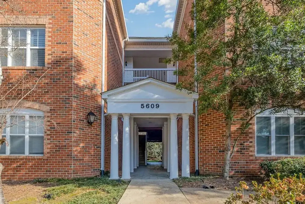 Sleek & Stylish Condo In Southpark 3 Bedroom Home by RedAwning
