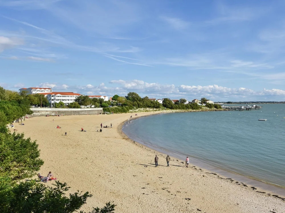 Romantic City House With Private Terrace and 15 min From the Beach