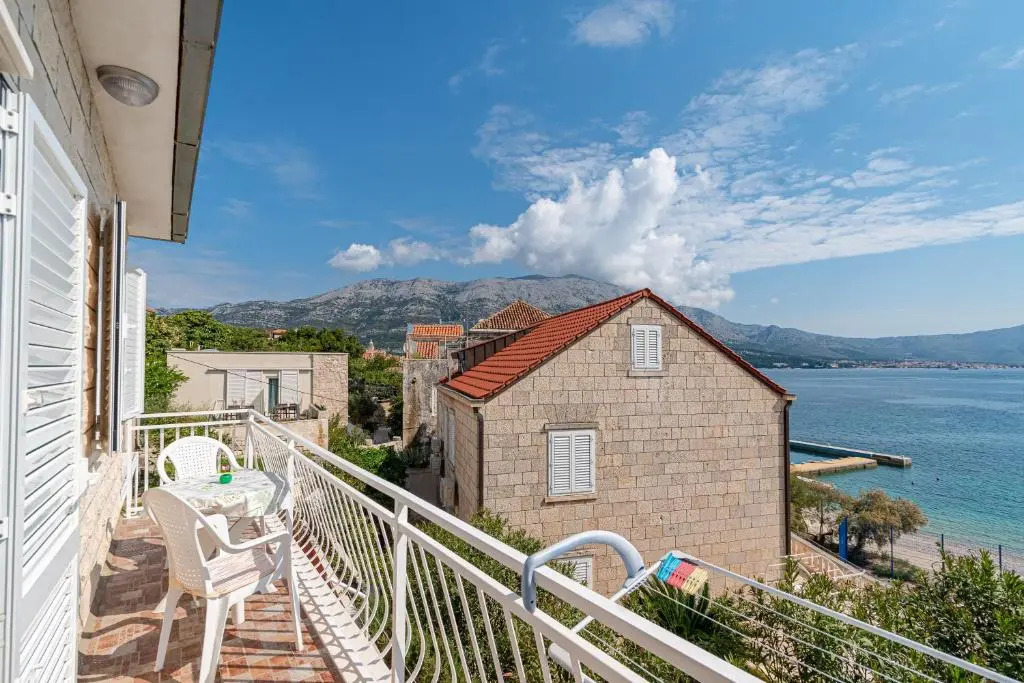 Apartments Siri, 1 min walk to the beach