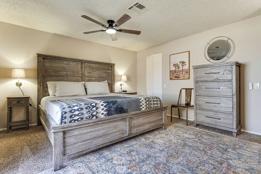 Walk to Riverview Park! Dog-friendly Mesa Retreat