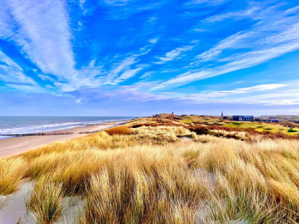 Uniek huis onderaan de duinen -veel privacy- eigen parkeerplaats