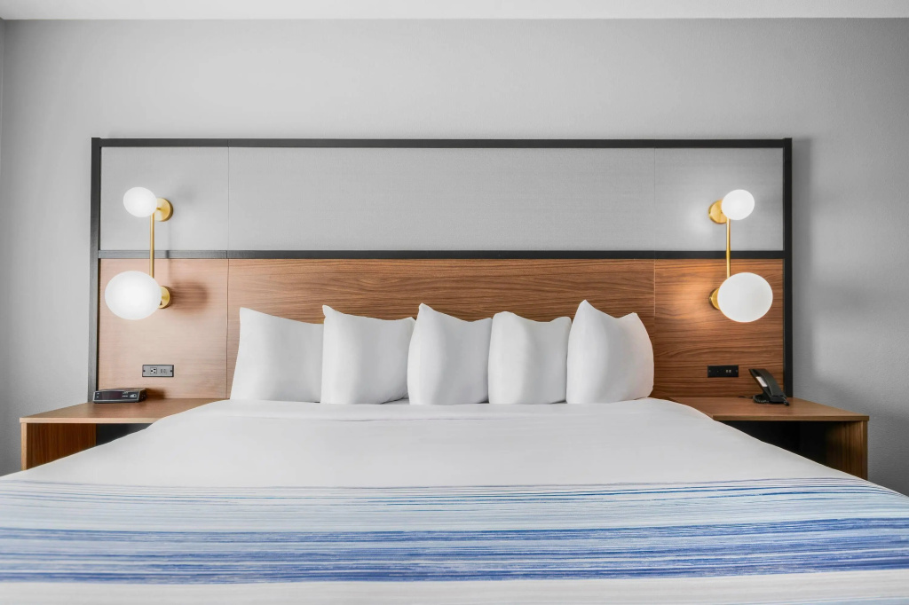 AmericInn by Wyndham International Falls