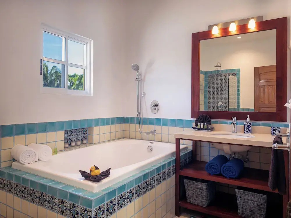 Casa Zarah - Hacienda Family Home - Pool and 2-Block to Beach