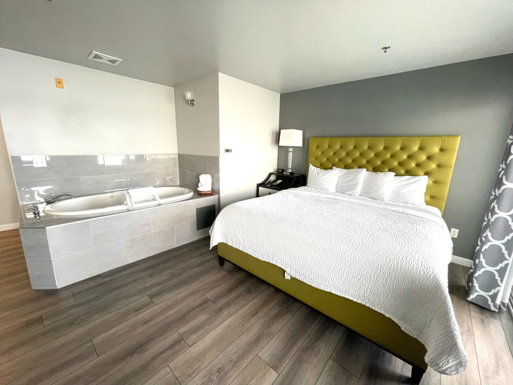 Tides Inn & Suites