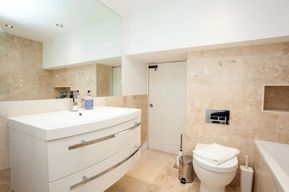 Contemporary 3 Bedroom Apartment In Battersea
