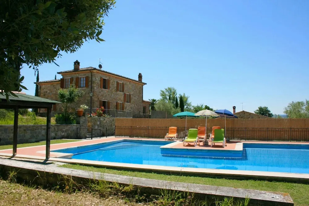Stunning private villa for 8 guests with private pool, WIFI, TV, terrace, pets allowed and parking