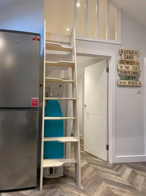 The Cottage - Beach Hut style residence near the beach-sleeps 4-6