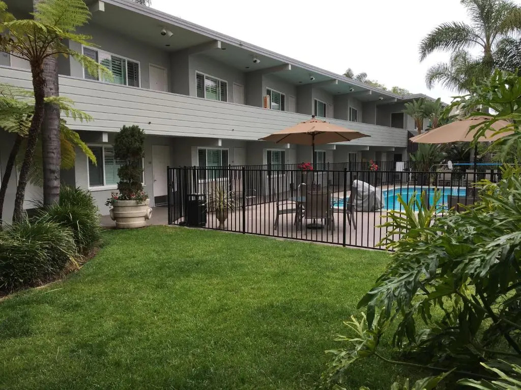 La Avenida Inn